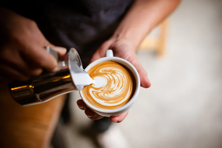 How to Make An Almond Milk Latte (Easy Recipe!)