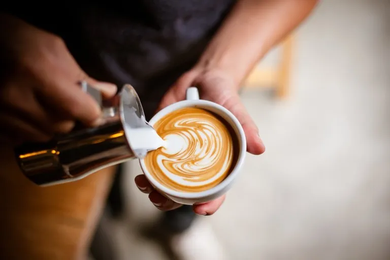 How to Buy the Best Latte Art Pitcher in 2026 (Expert Tips)