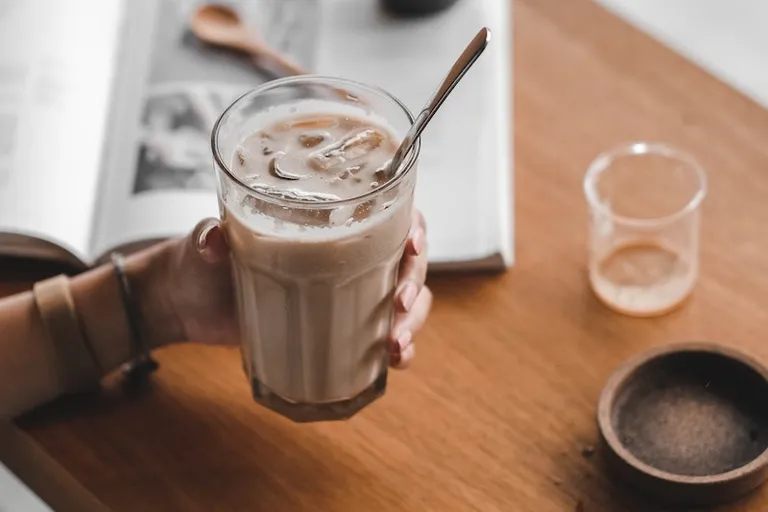 Iced Oat Milk Latte Recipe (Easy Steps)