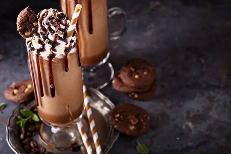 Easy Mocha Cookie Crumble Frappuccino Recipe (Rich & Tasty)
