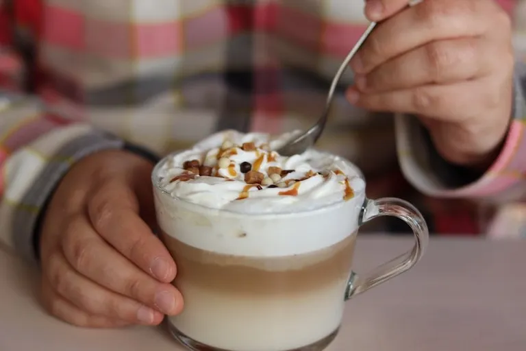Nutty Turtle Latte Recipe (Simple Steps)