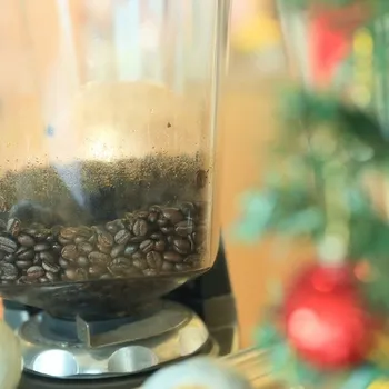 How To Grind Coffee Beans in a Blender: Expert Tips