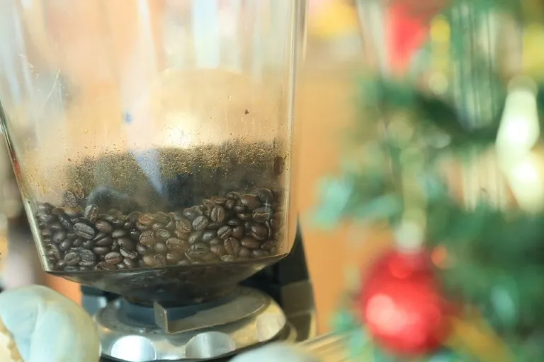 How To Grind Coffee Beans in a Blender: Expert Tips