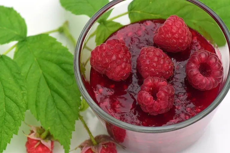 Easy Homemade Raspberry Syrup Recipe for Tea & Drinks