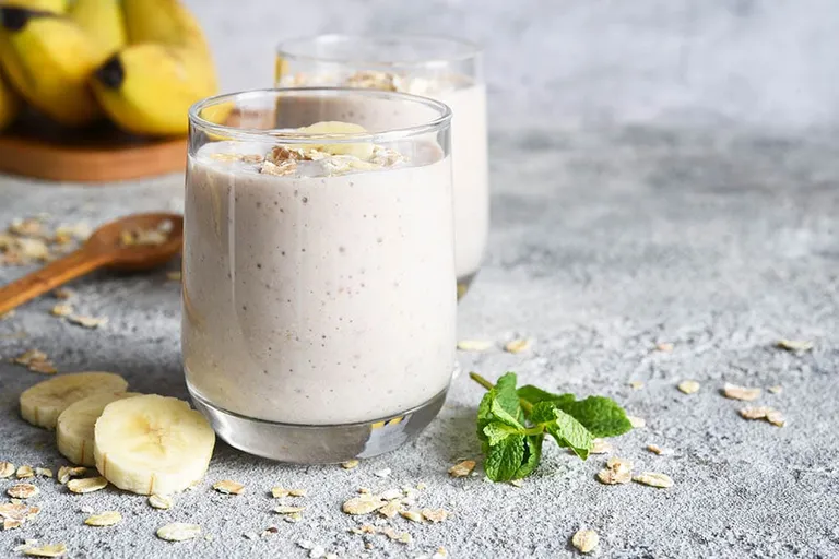 Easy Oat Milk Smoothie Recipe (6 Delicious Flavors)