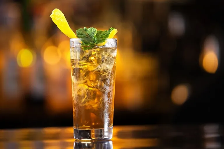 How Much Caffeine is in Iced Tea? Surprising Facts!