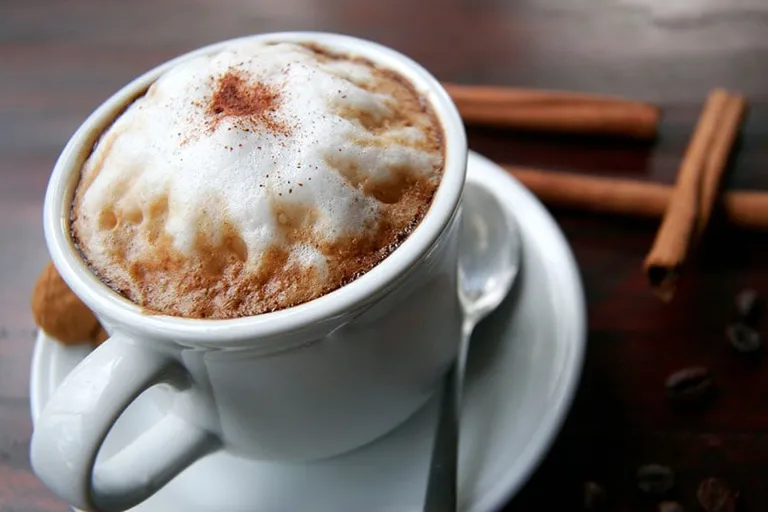 How to Make a Cinnamon Crunch Latte at Home: Easy Recipe