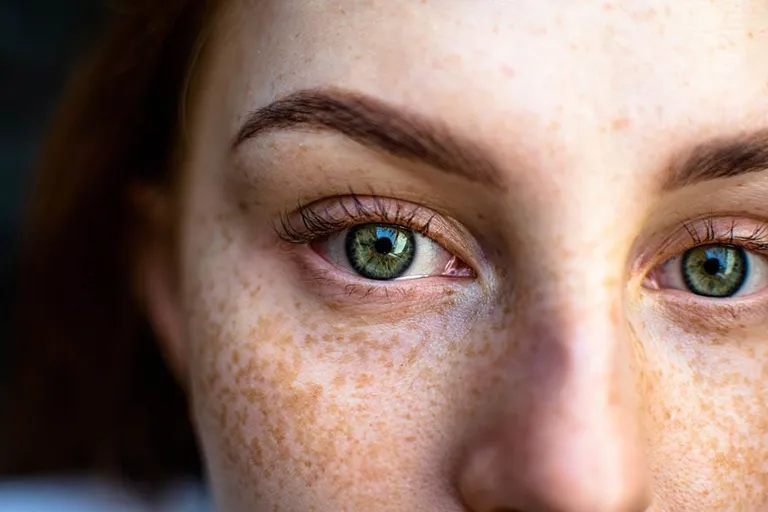 How to Make Fake Freckles Using Coffee: The Easy Steps