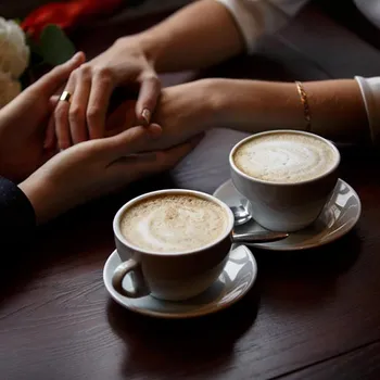 5 Romantic Ideas for Coffee Lovers: Gifts, Experiences & More