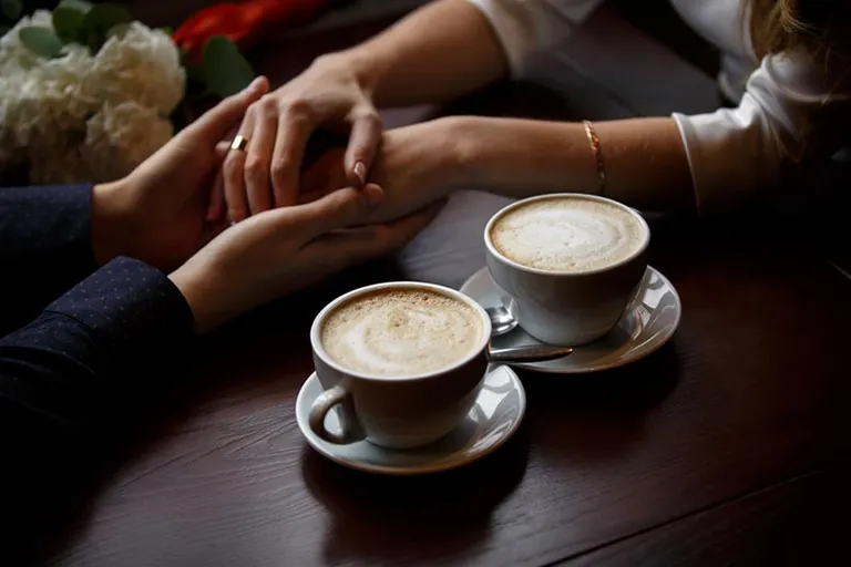 5 Romantic Ideas for Coffee Lovers: Gifts, Experiences & More