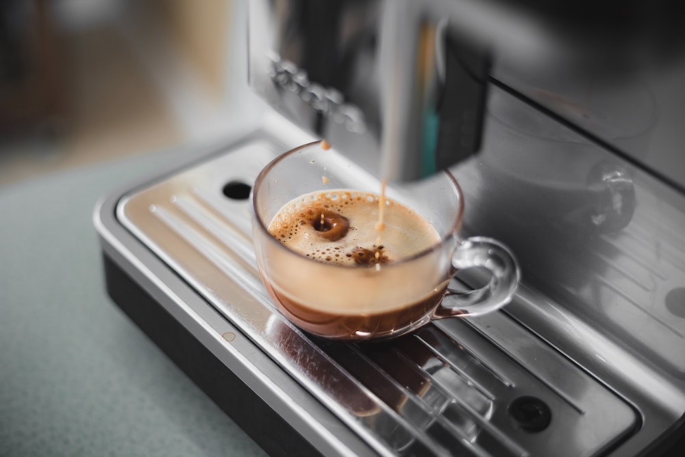 Manual espresso maker pulling a shot