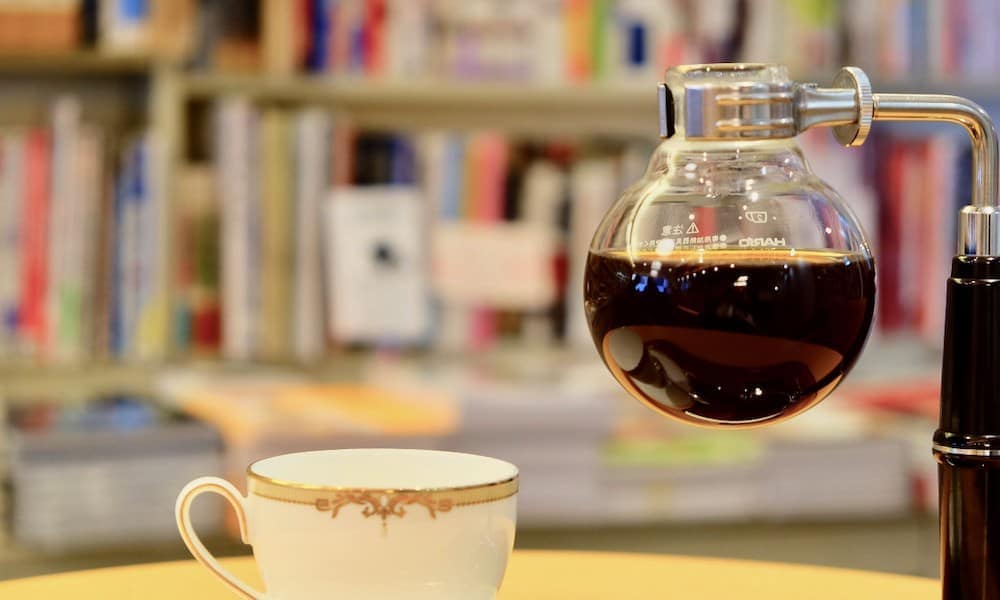 siphon brewer with coffee