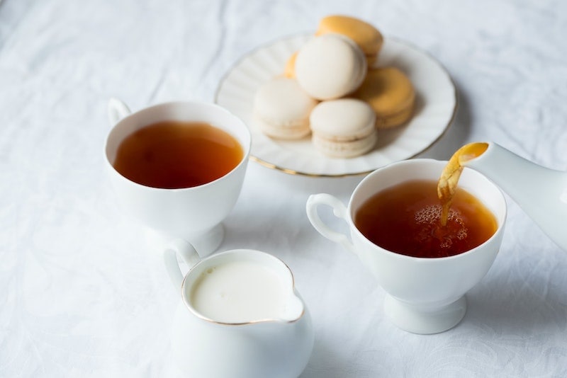 coffee creamer in tea with macaroons