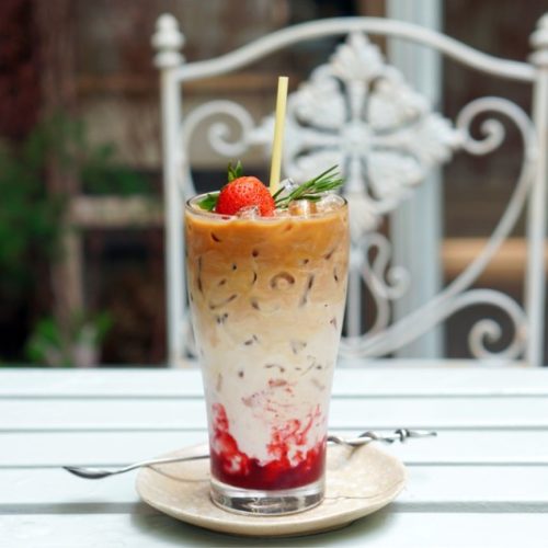 iced strawberry latte