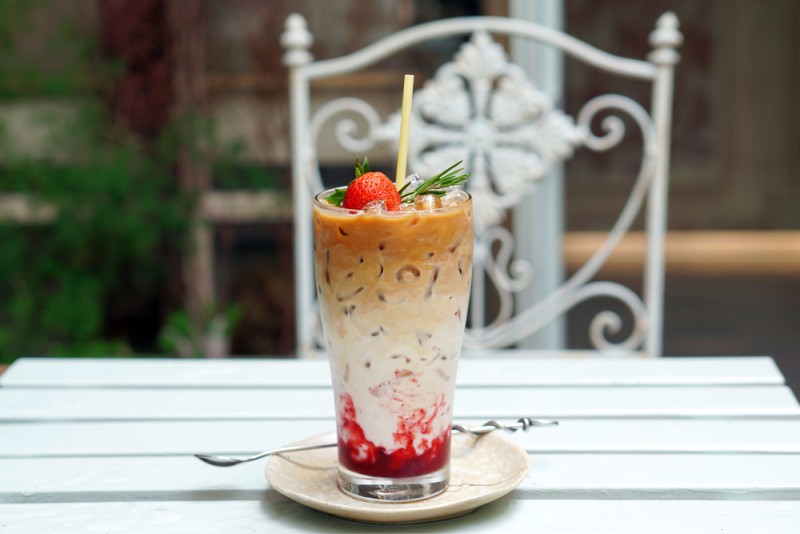 iced strawberry latte