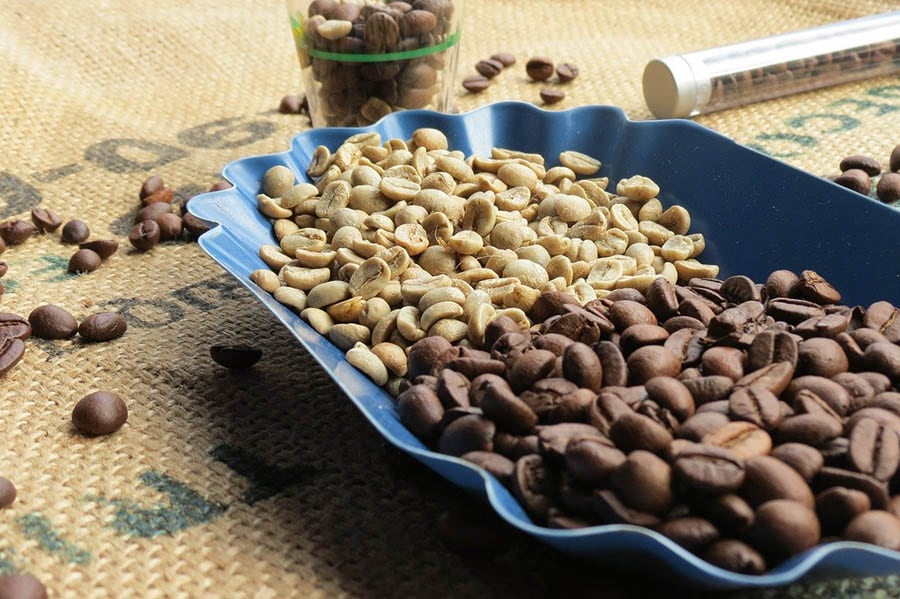 roasted coffee beans and raw coffee beans