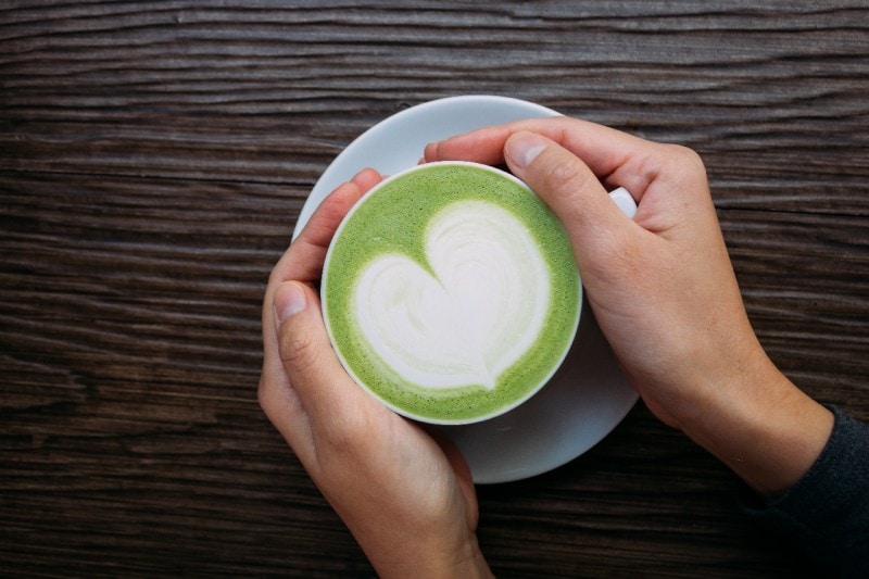 broccoli latte green color with heart latte art_jumpstory
