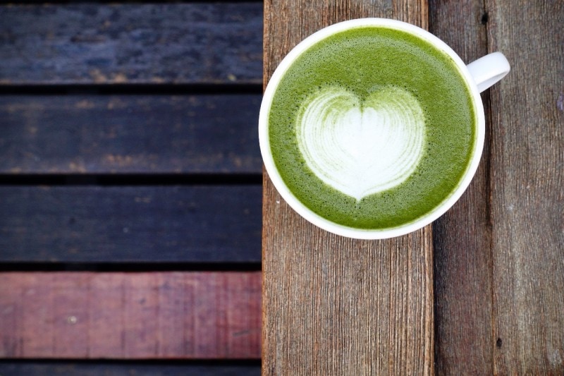 broccoli latte green on wood table_jumpstory