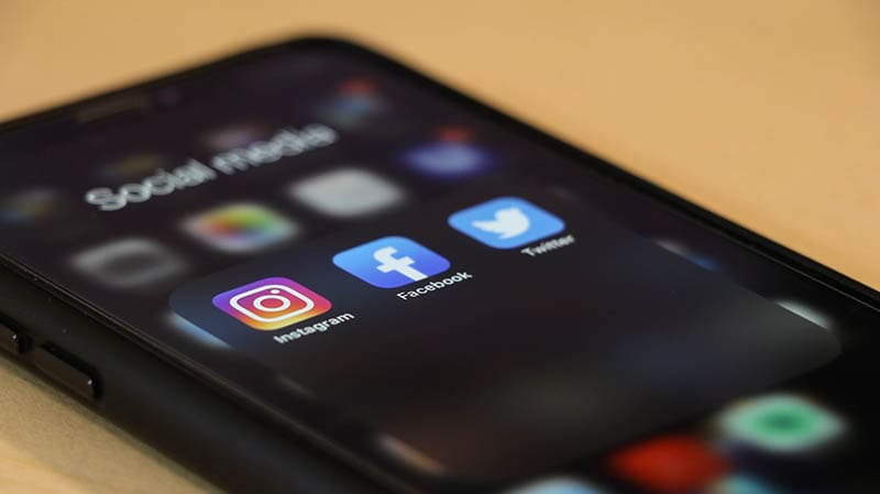 social media apps on mobile phone